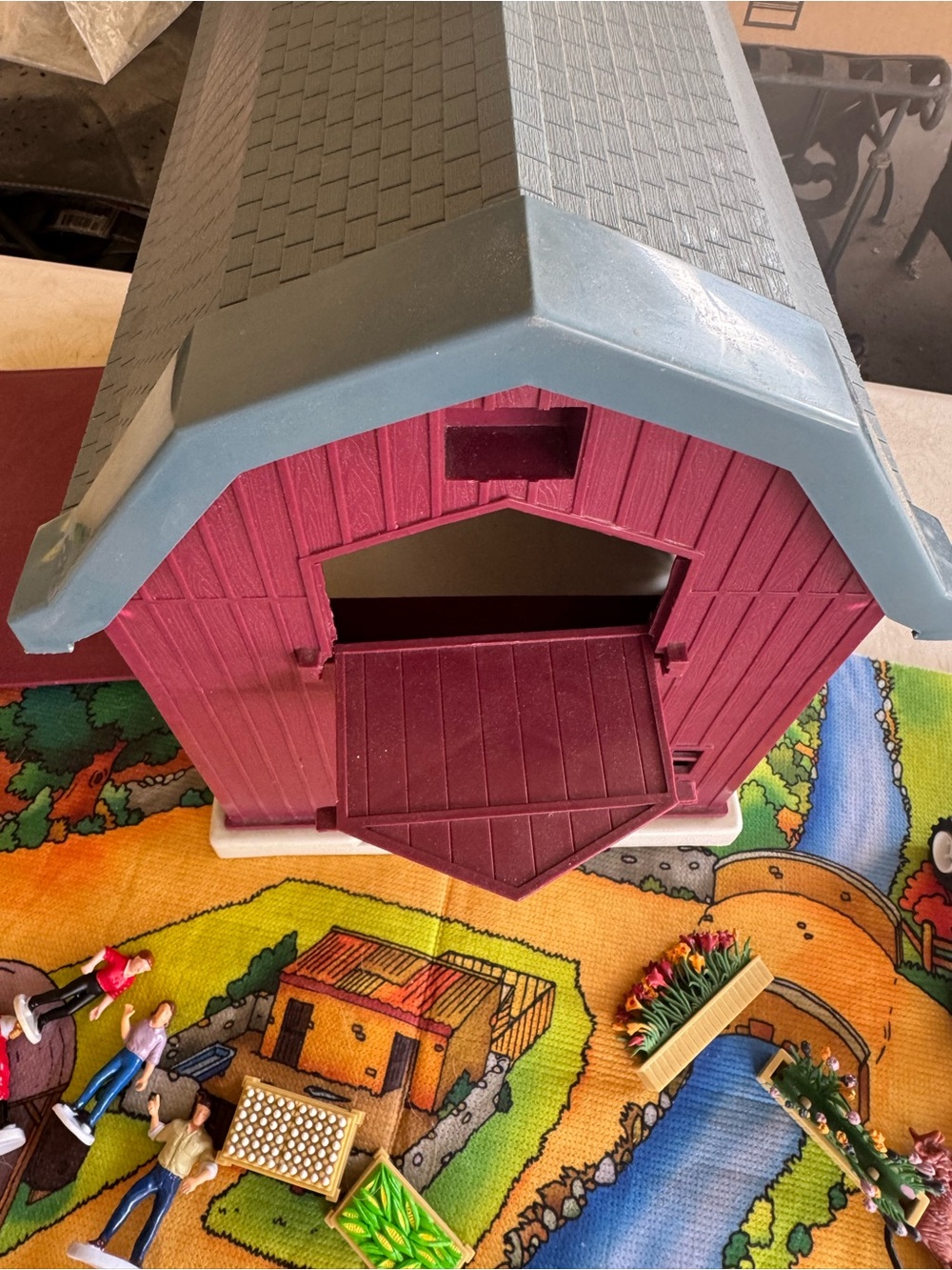1996 Playset with Red Barn and Farm Animals - Kids Toys - Picture 7 of 8